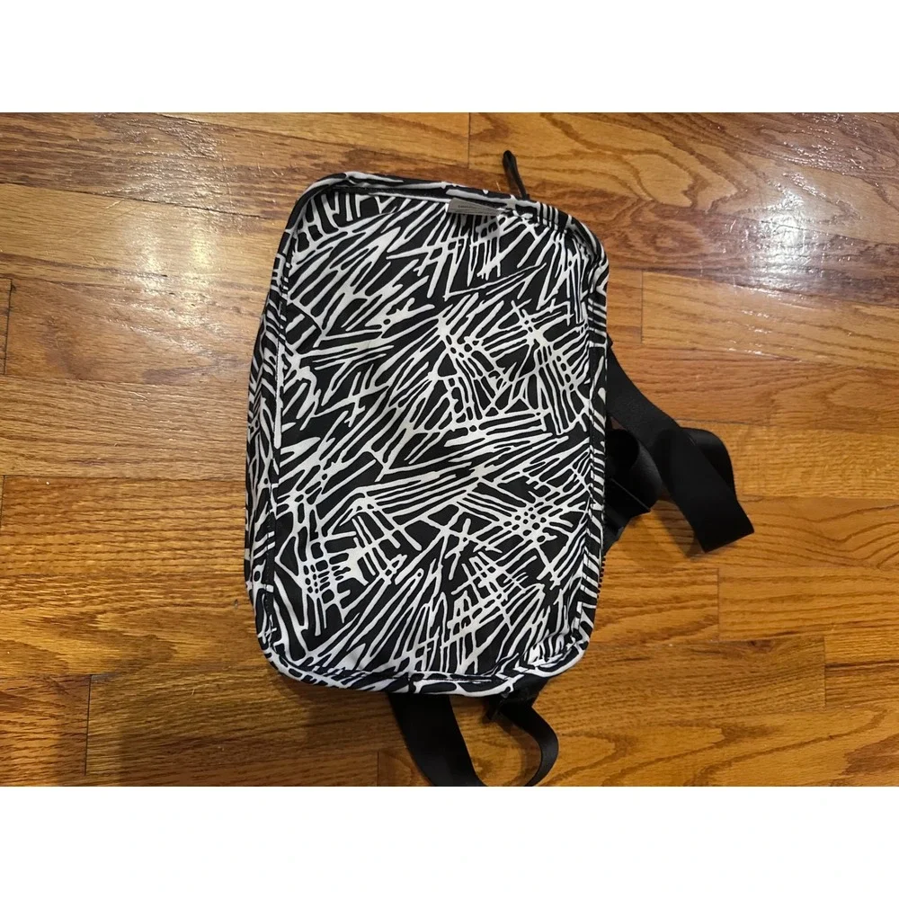 Nike Tech Small Items Crossbody Bag Reversible Black White Graphic BA5123-010